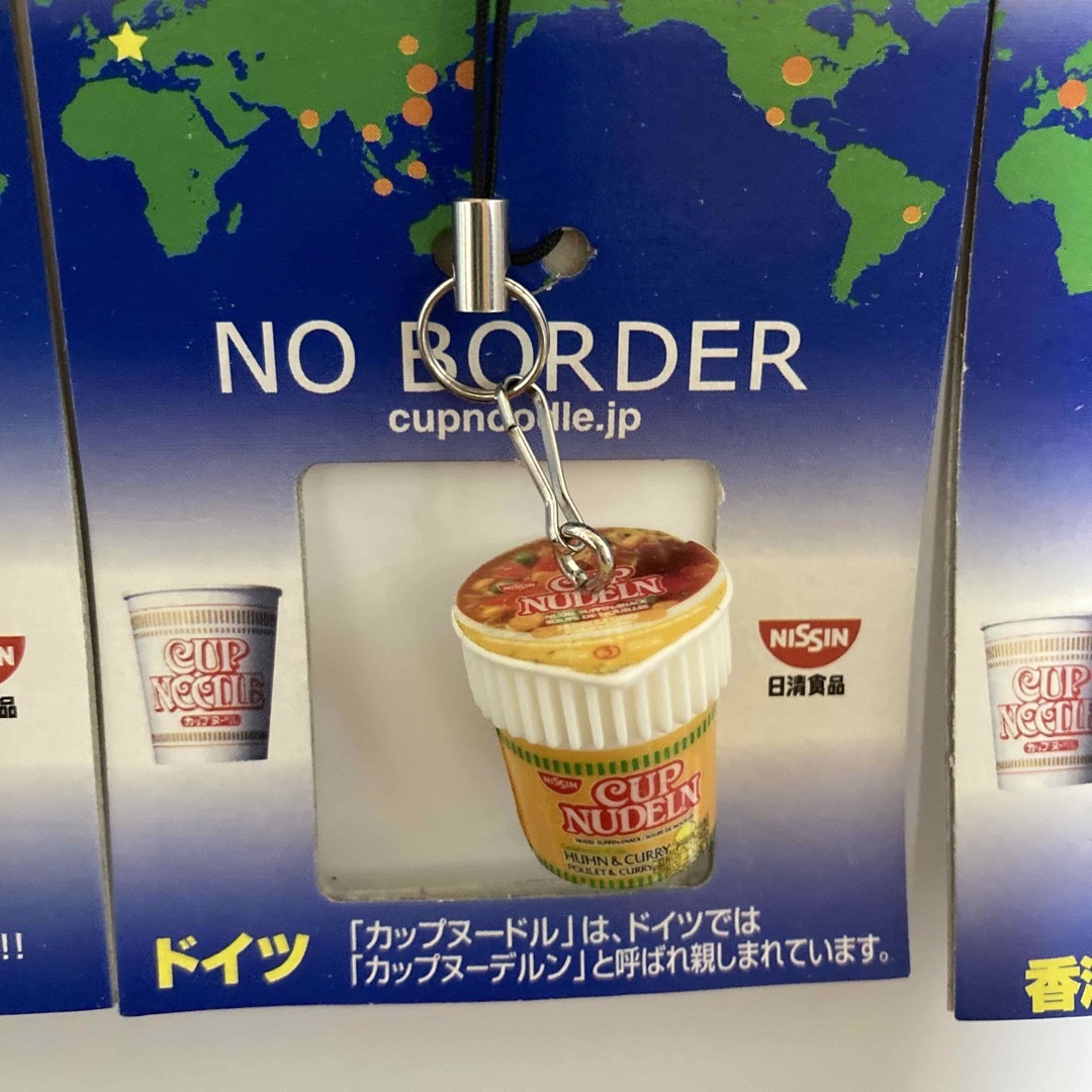 日清食品(ニッシンショクヒン)の世界のカップヌードル　オリジナル携帯フィギュア　3種　非売品　ストラップ　日清 エンタメ/ホビーのコレクション(ノベルティグッズ)の商品写真