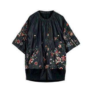 サカイ(sacai)のsacai 花刺繍プルオーバー(カットソー(半袖/袖なし))