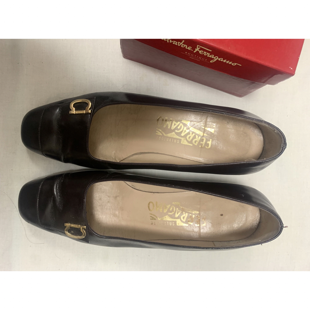 Salvatore Ferragamo(サルヴァトーレフェラガモ)の美品　Ferragamo フェラガモ 黒　パンプス　51/2D JP23cm相当 レディースの靴/シューズ(ハイヒール/パンプス)の商品写真