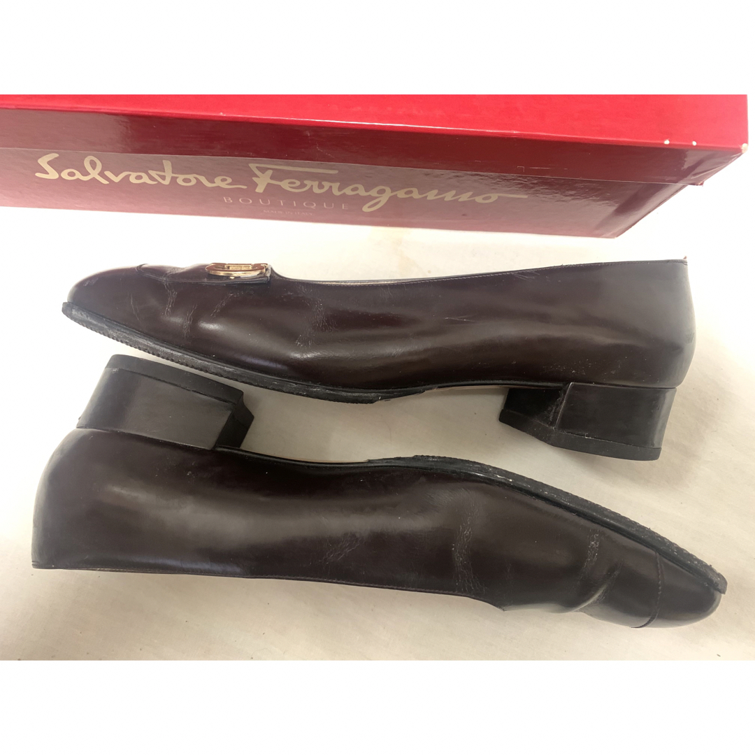 Salvatore Ferragamo(サルヴァトーレフェラガモ)の美品　Ferragamo フェラガモ 黒　パンプス　51/2D JP23cm相当 レディースの靴/シューズ(ハイヒール/パンプス)の商品写真