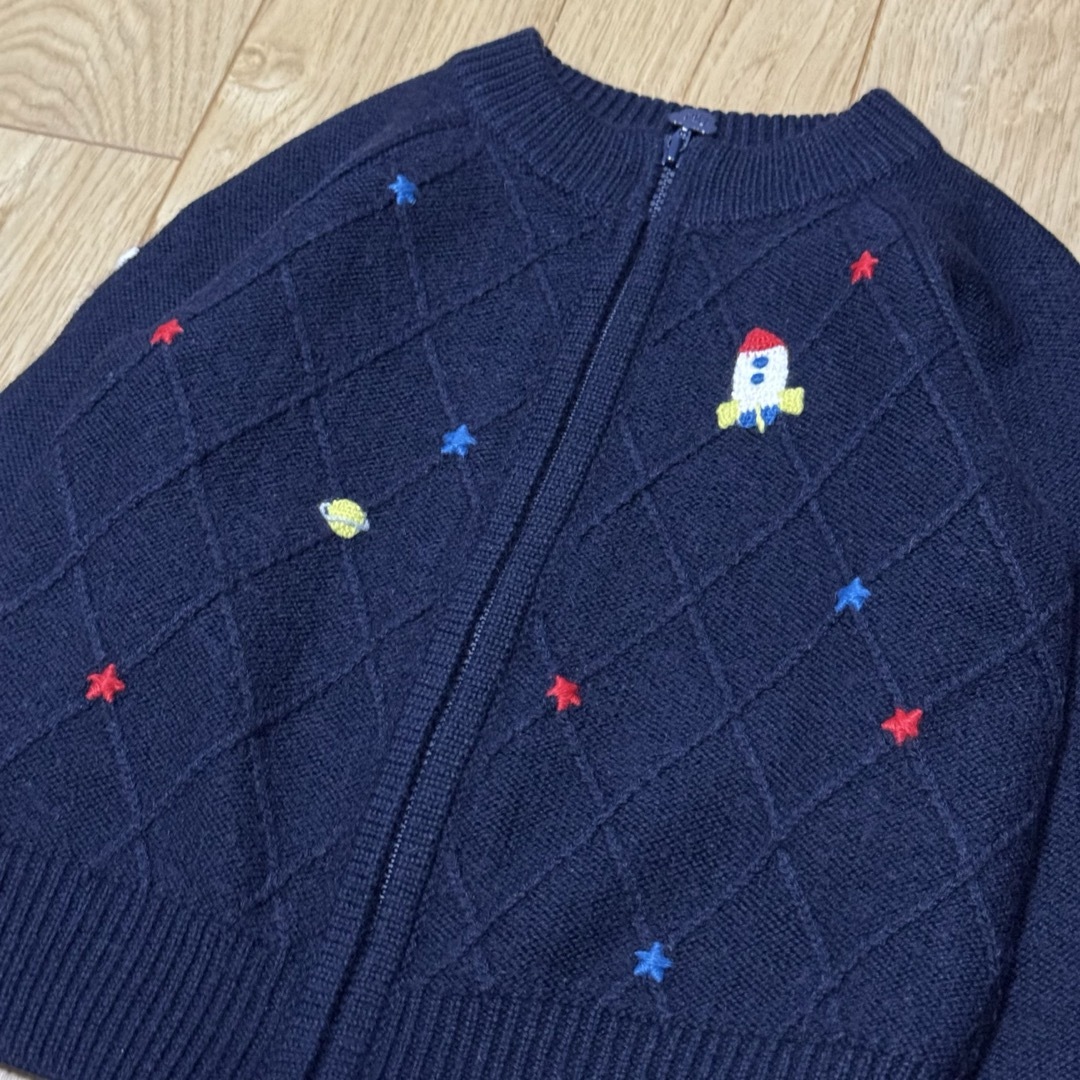 familiar(ファミリア)のfamiliarファミリア ネイビー 宇宙 スペース ニット カーディガン 90 キッズ/ベビー/マタニティのキッズ服男の子用(90cm~)(カーディガン)の商品写真