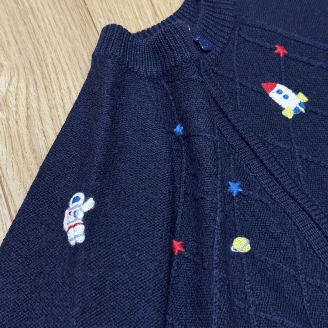 familiar(ファミリア)のfamiliarファミリア ネイビー 宇宙 スペース ニット カーディガン 90 キッズ/ベビー/マタニティのキッズ服男の子用(90cm~)(カーディガン)の商品写真