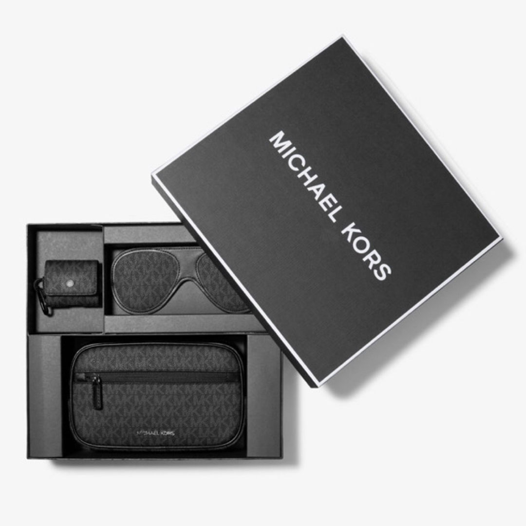 Michael Kors(マイケルコース)のマイケルコース トラベル セット ポーチ アイマスク AirPods ケース メンズのバッグ(トラベルバッグ/スーツケース)の商品写真