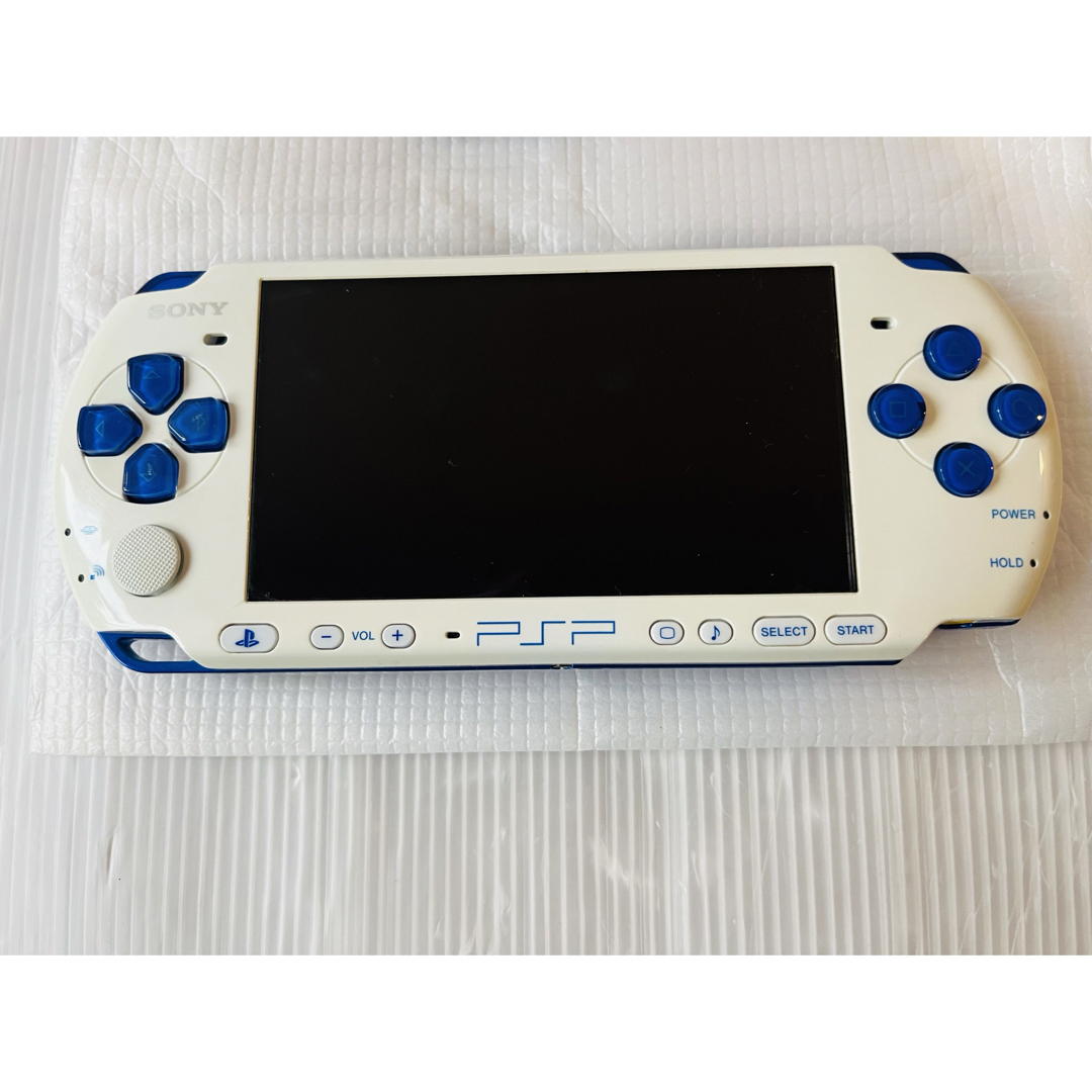 PlayStation Portable(プレイステーションポータブル)の★新品未使用かも？　PSP3000  ブルーホワイト　 新米ハンターズパック　 エンタメ/ホビーのゲームソフト/ゲーム機本体(携帯用ゲーム機本体)の商品写真