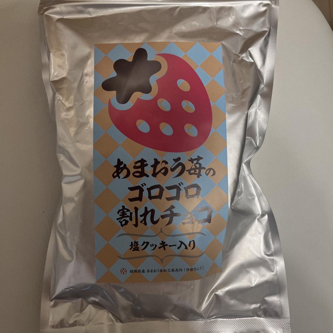 あまおう苺のゴロゴロ割れチョコ　塩クッキー入り　伊都きん 食品/飲料/酒の食品(菓子/デザート)の商品写真