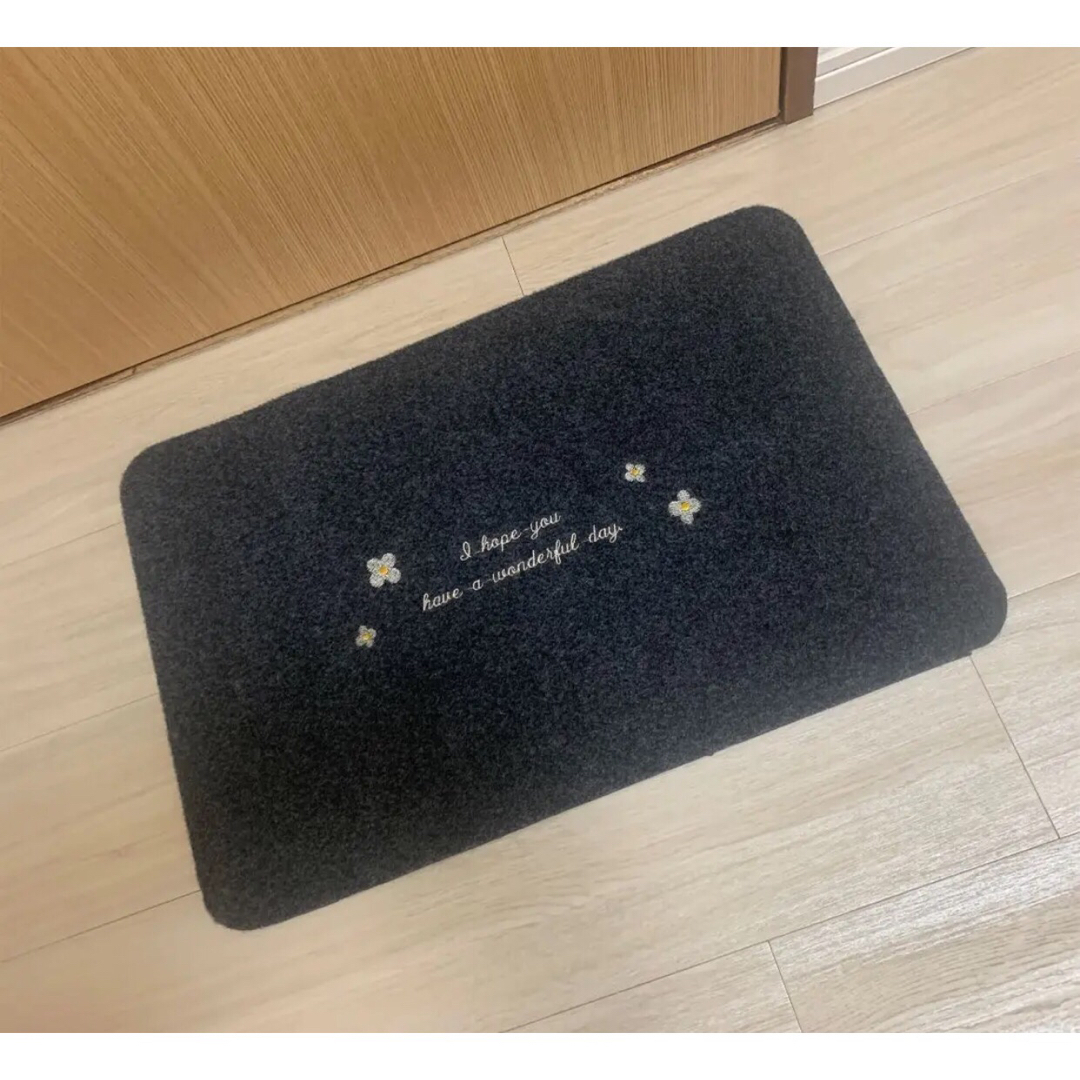 【新品】お花刺繍玄関マット　フラワー　室内　室外　滑り止め付き　フロアマット インテリア/住まい/日用品のラグ/カーペット/マット(玄関マット)の商品写真