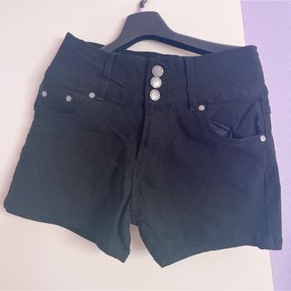 アベイル(Avail)のショートパンツ ボタン ブラック 黒色 ポケット付き ベルト ストレッチ素材(ショートパンツ)