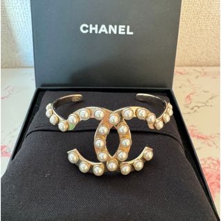 シャネル(CHANEL)のCHANEL シャネル　ロゴ パール バングル(ブレスレット/バングル)