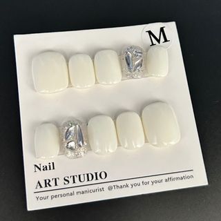ネイルチップ　つけ爪　シンプル　ホワイト✖️シルバーMサイズ(つけ爪/ネイルチップ)