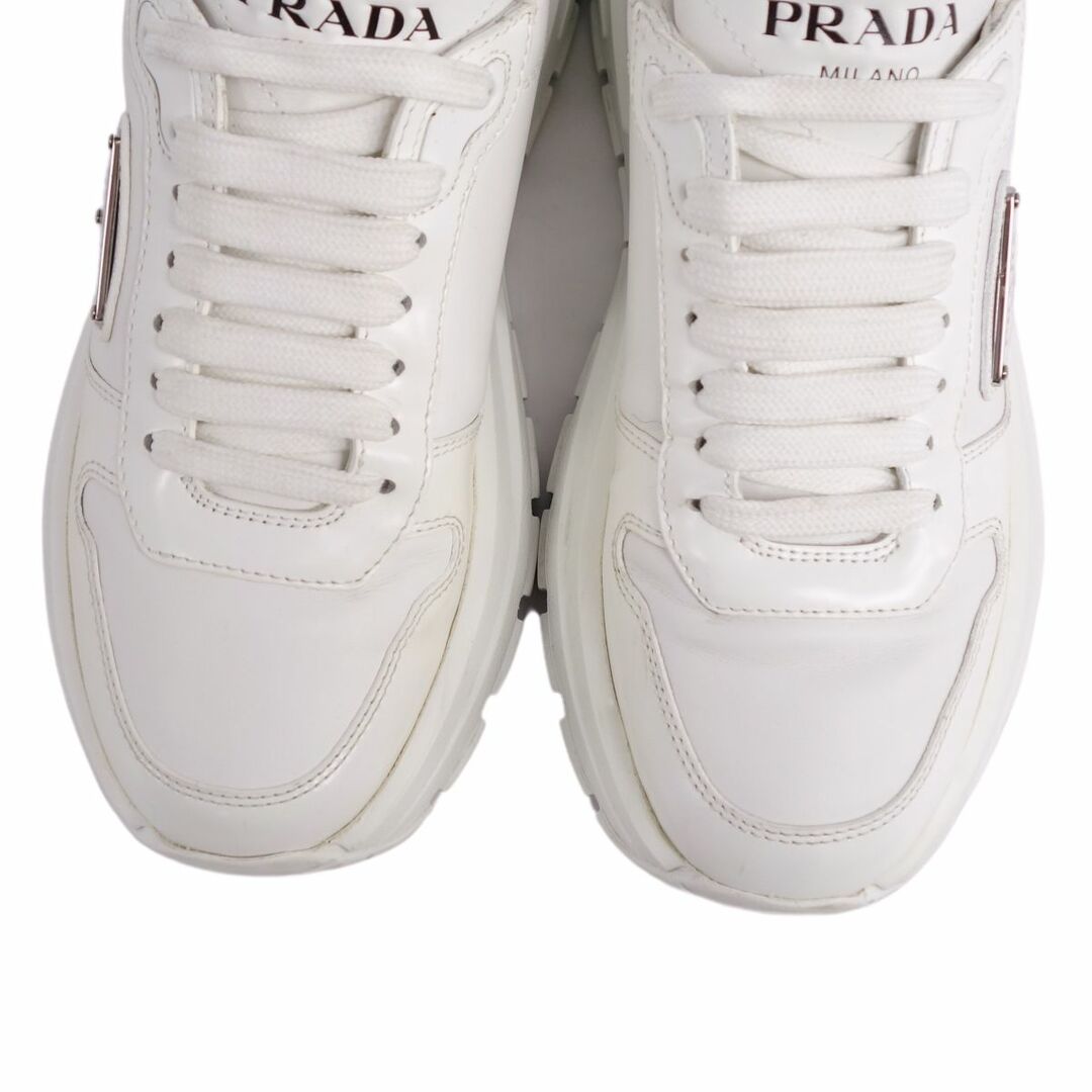 PRADA(プラダ)の美品 プラダ PRADA スニーカー ローカット レースアップ 三角ロゴ トライアングル シューズ レディース 34.5(21.5cm相当) ホワイト レディースの靴/シューズ(スニーカー)の商品写真