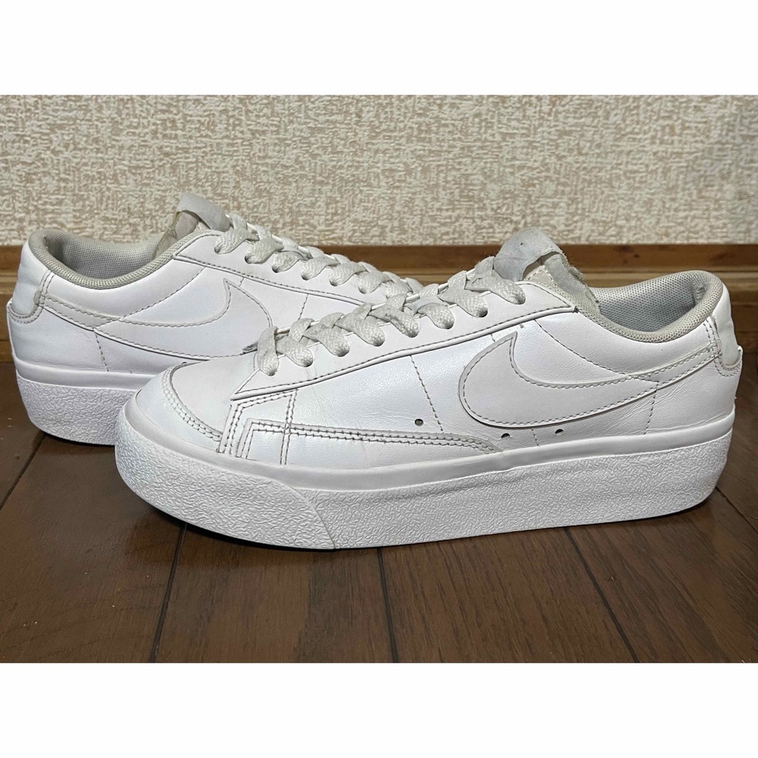 NIKE(ナイキ)のNIKE W BLAZER LOW PLATFORM 23.5cm レディースの靴/シューズ(スニーカー)の商品写真