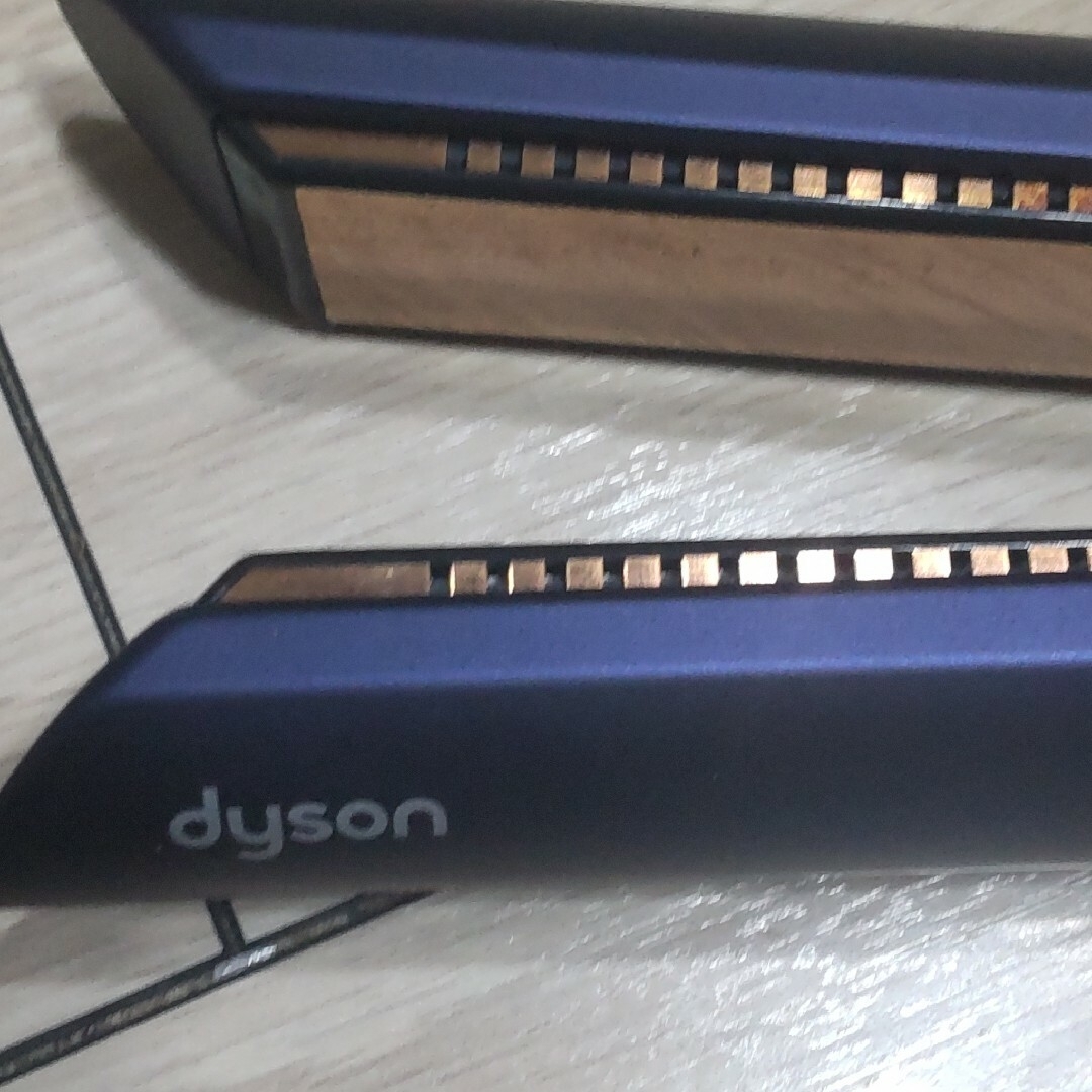 Dyson(ダイソン)のdyson HS03 ヘアアイロン　ダークブルー/コッパー　ダイソン　エアラップ スマホ/家電/カメラの美容/健康(ドライヤー)の商品写真