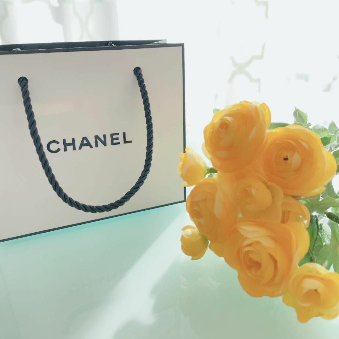 CHANEL(シャネル)のフラワーアレンジ ♡ラナンキュラス(イエロー)+ シャネル ミニショッパー♪ ハンドメイドのフラワー/ガーデン(その他)の商品写真