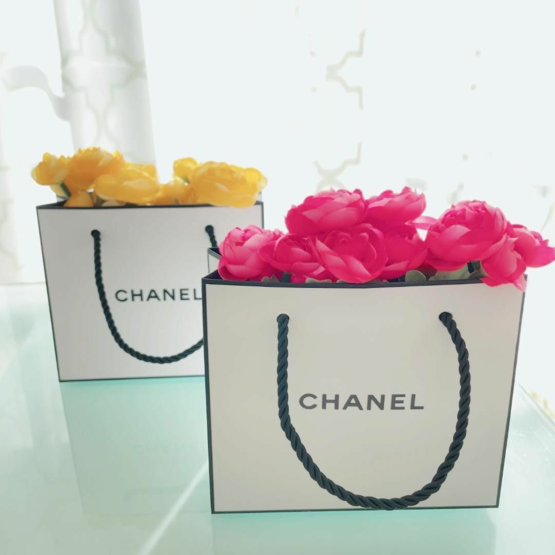 CHANEL(シャネル)のフラワーアレンジ ♡ラナンキュラス(イエロー)+ シャネル ミニショッパー♪ ハンドメイドのフラワー/ガーデン(その他)の商品写真