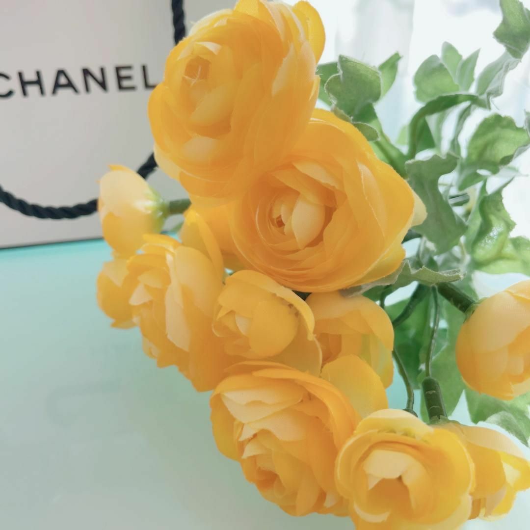 CHANEL(シャネル)のフラワーアレンジ ♡ラナンキュラス(イエロー)+ シャネル ミニショッパー♪ ハンドメイドのフラワー/ガーデン(その他)の商品写真