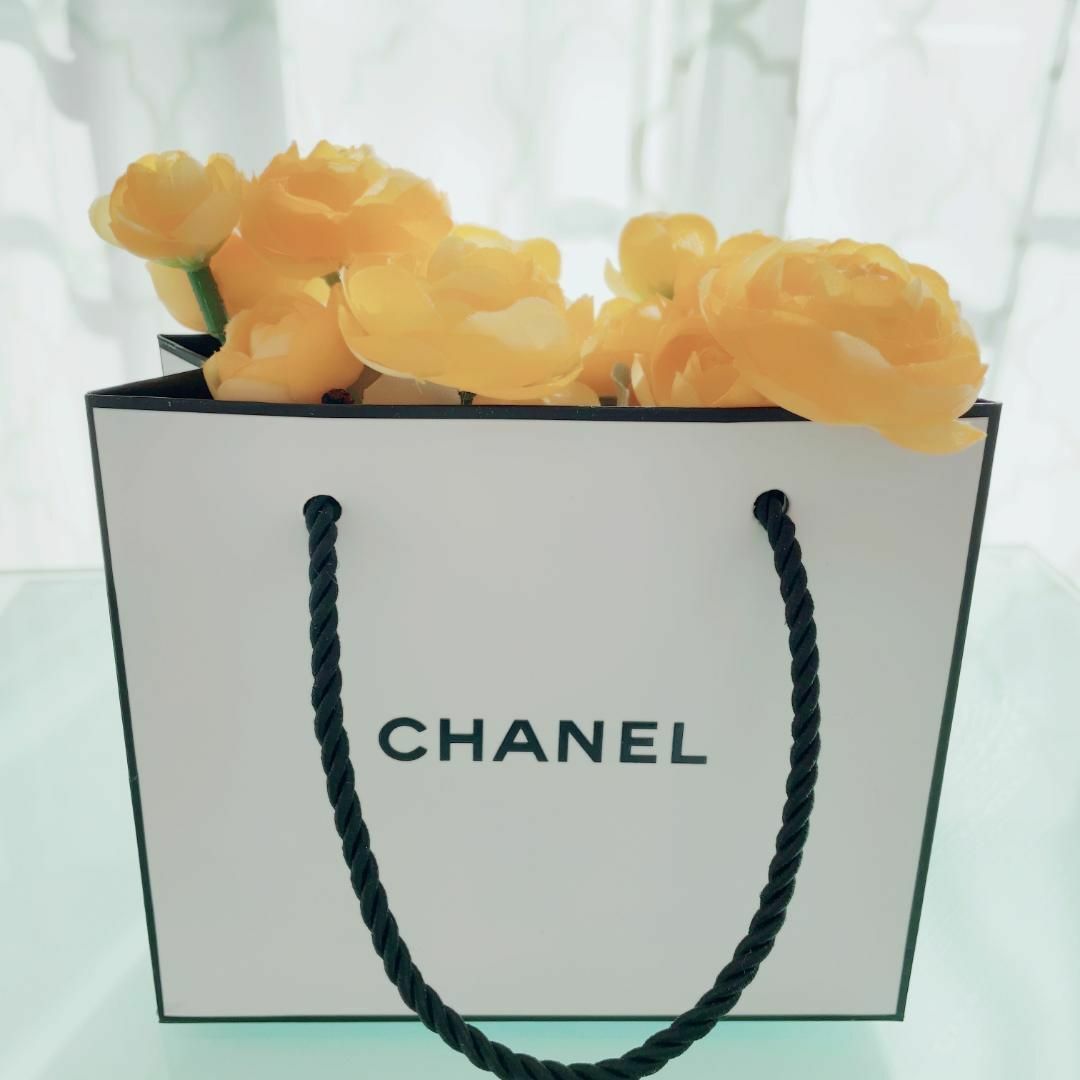 CHANEL(シャネル)のフラワーアレンジ ♡ラナンキュラス(イエロー)+ シャネル ミニショッパー♪ ハンドメイドのフラワー/ガーデン(その他)の商品写真