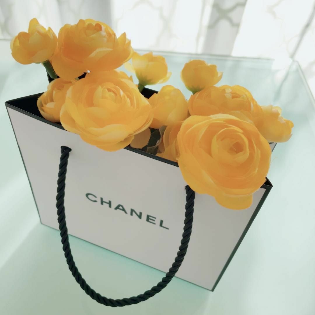 CHANEL(シャネル)のフラワーアレンジ ♡ラナンキュラス(イエロー)+ シャネル ミニショッパー♪ ハンドメイドのフラワー/ガーデン(その他)の商品写真