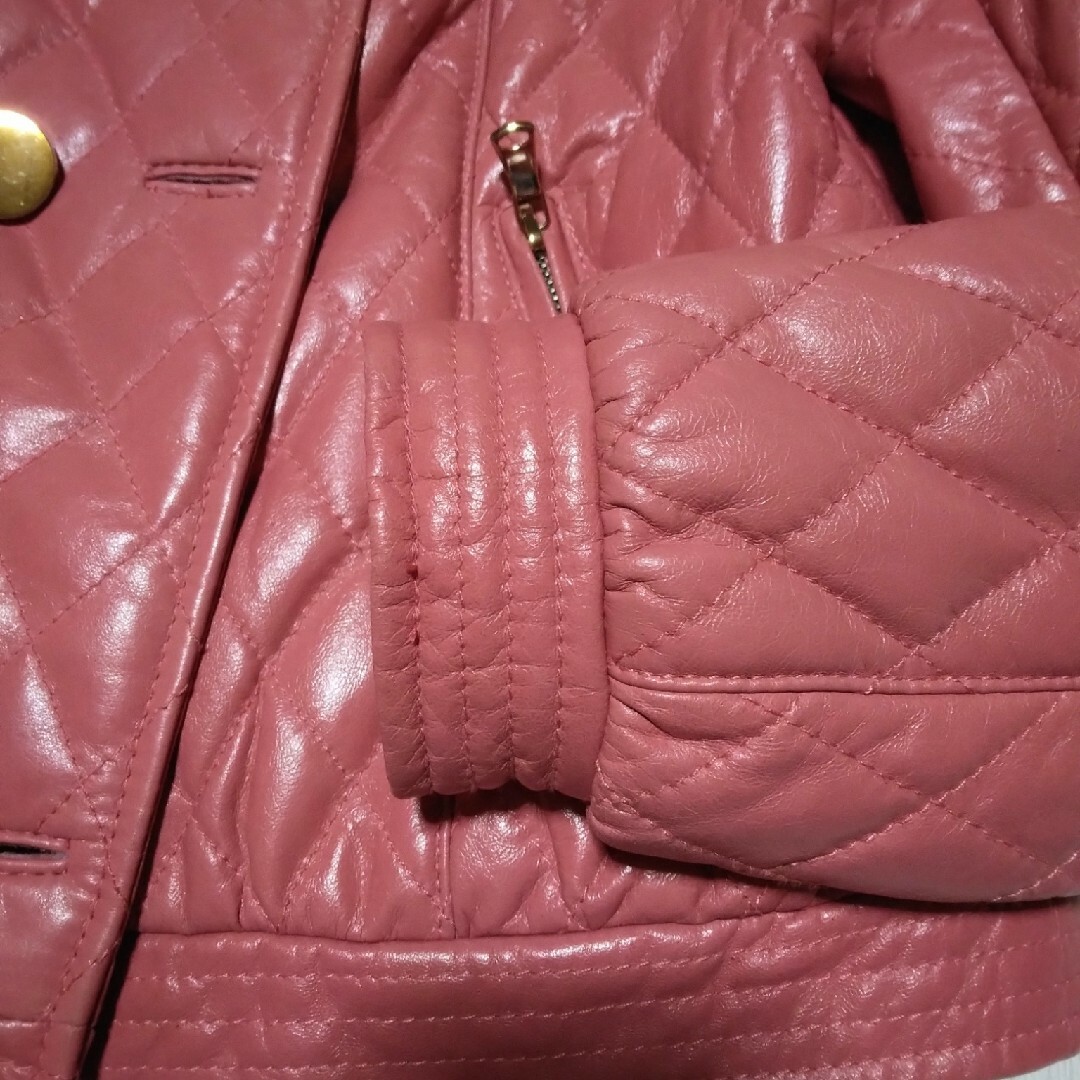 ラクーン襟付シープスキン中綿入りキルティングジャケット レディースのジャケット/アウター(その他)の商品写真