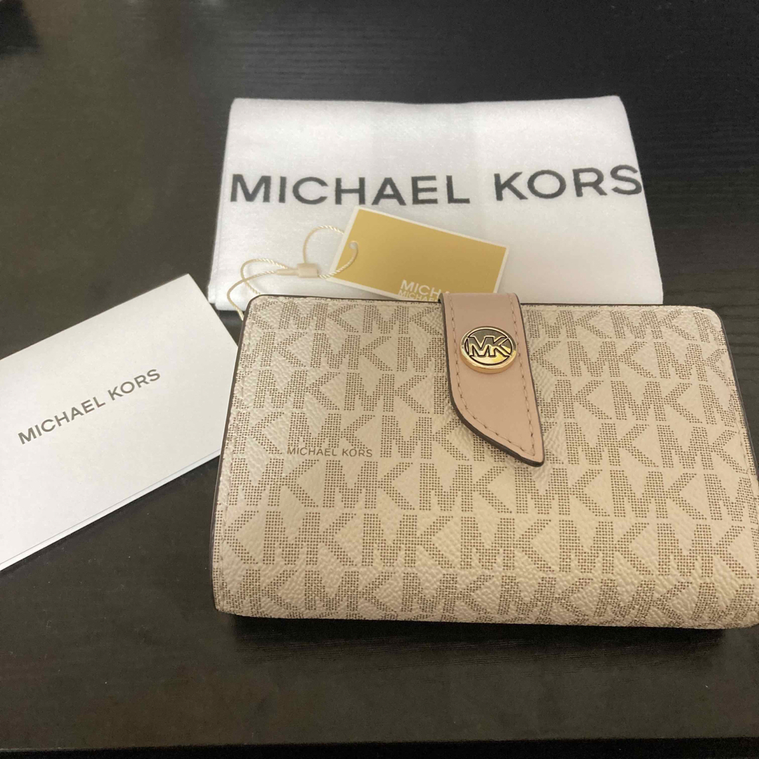 Michael Kors(マイケルコース)のマイケルコース　チャーム　タブ ウォレット ミディアム - MKシグネチャー レディースのファッション小物(財布)の商品写真