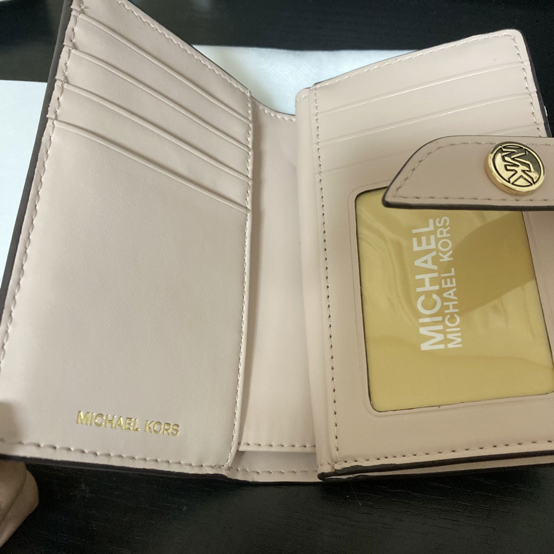 Michael Kors(マイケルコース)のマイケルコース　チャーム　タブ ウォレット ミディアム - MKシグネチャー レディースのファッション小物(財布)の商品写真
