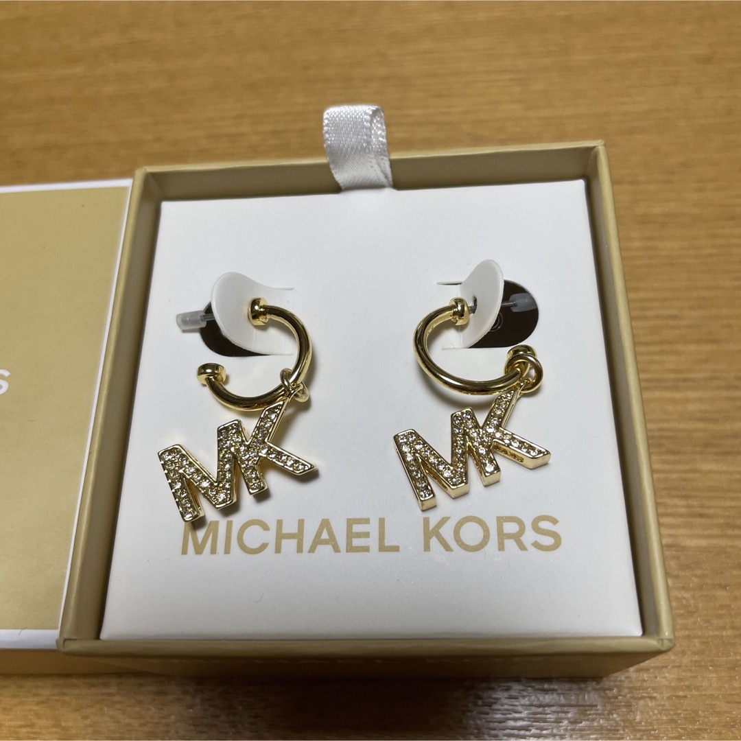 Michael Kors(マイケルコース)の新品未使用　マイケルコース　ピアス　MK ゴールド レディースのアクセサリー(ピアス)の商品写真