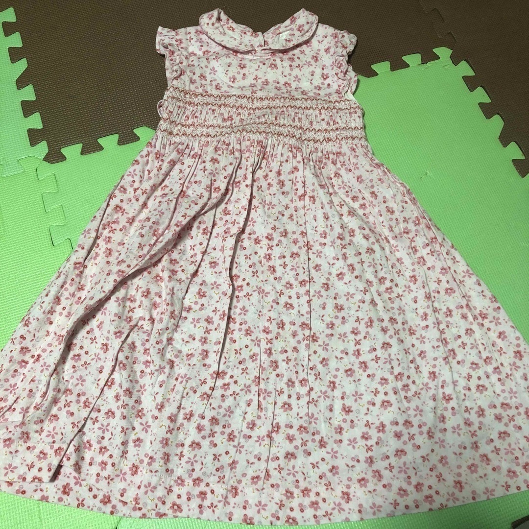 コストコ(コストコ)のピンクの花柄スモッキングワンピース　 キッズ/ベビー/マタニティのキッズ服女の子用(90cm~)(ワンピース)の商品写真