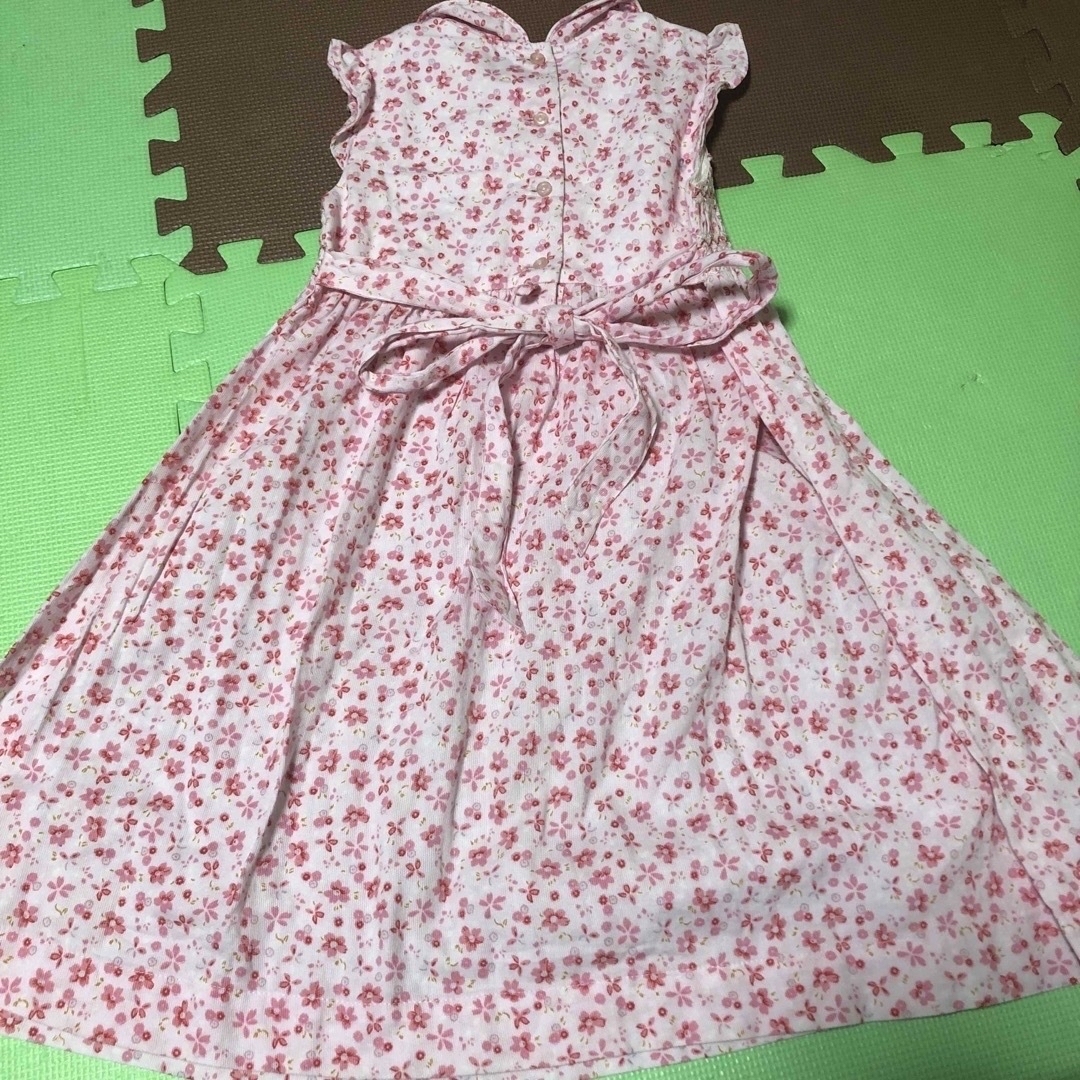 コストコ(コストコ)のピンクの花柄スモッキングワンピース　 キッズ/ベビー/マタニティのキッズ服女の子用(90cm~)(ワンピース)の商品写真