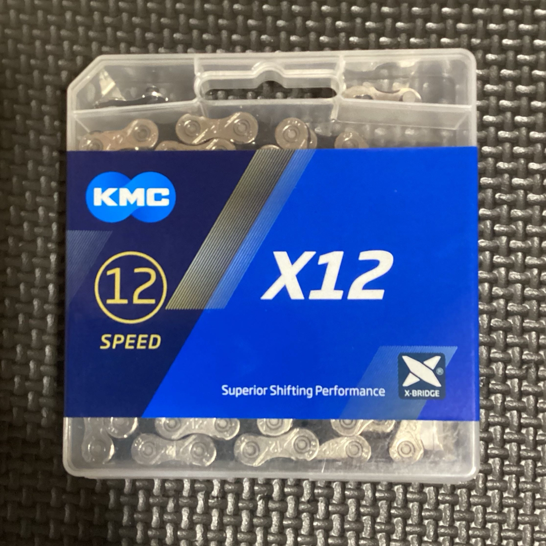 【新品】KMC X チェーン 12速/12S シルバー&ブラック スポーツ/アウトドアの自転車(パーツ)の商品写真