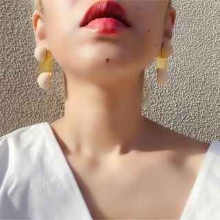 アメリヴィンテージ(Ameri VINTAGE)の2way ピアス ホワイト ウッド カボション  ゴールド サークル プレート(ピアス)