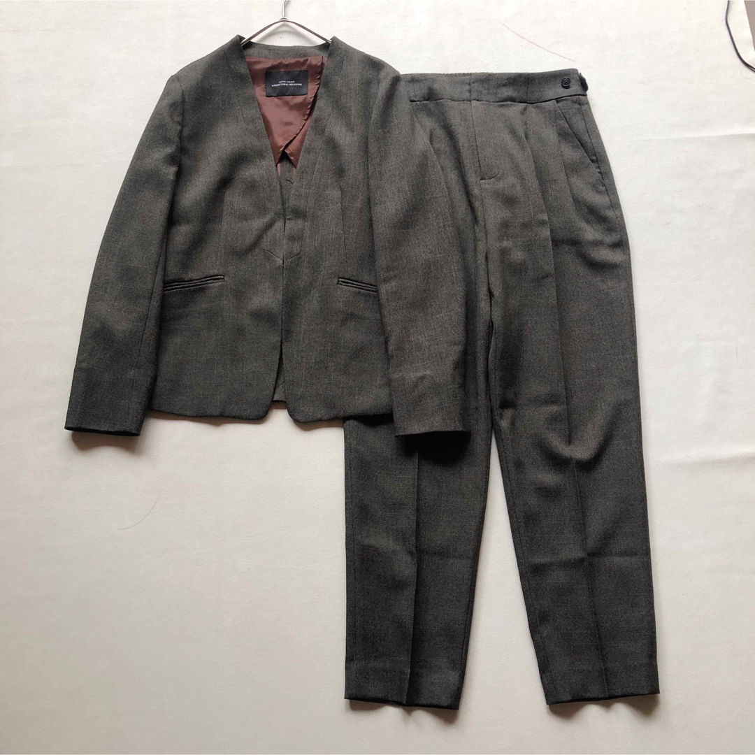 UNITED ARROWS green label relaxing(ユナイテッドアローズグリーンレーベルリラクシング)の469GLR手洗可防皺ストレッチノーカラージャケットパンツスーツ3840ブラウン レディースのフォーマル/ドレス(スーツ)の商品写真