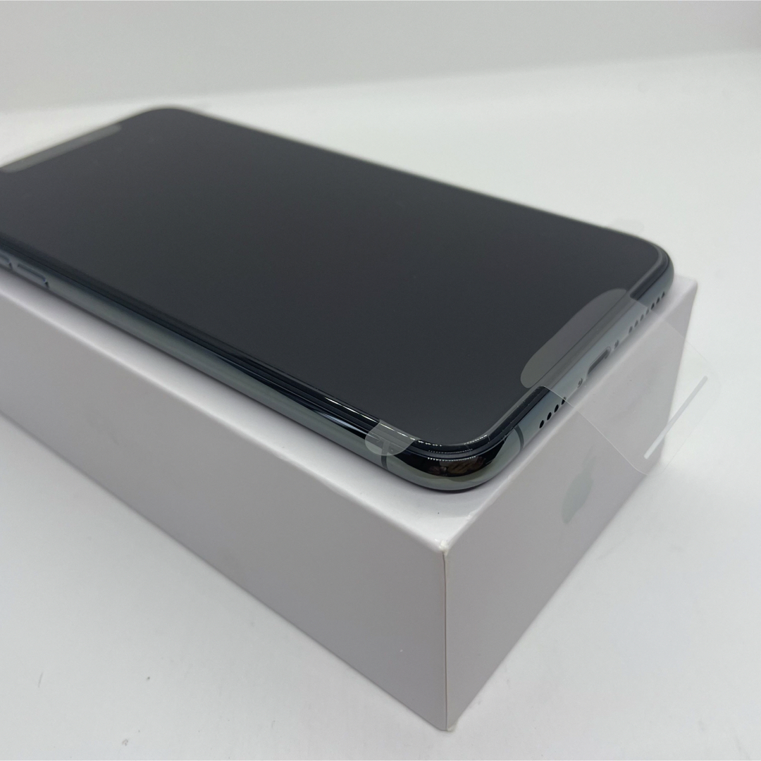 iPhone(アイフォーン)の【新品】iPhone11ProMax ミッドナイトグリーン 256 GB 本体 スマホ/家電/カメラのスマートフォン/携帯電話(スマートフォン本体)の商品写真