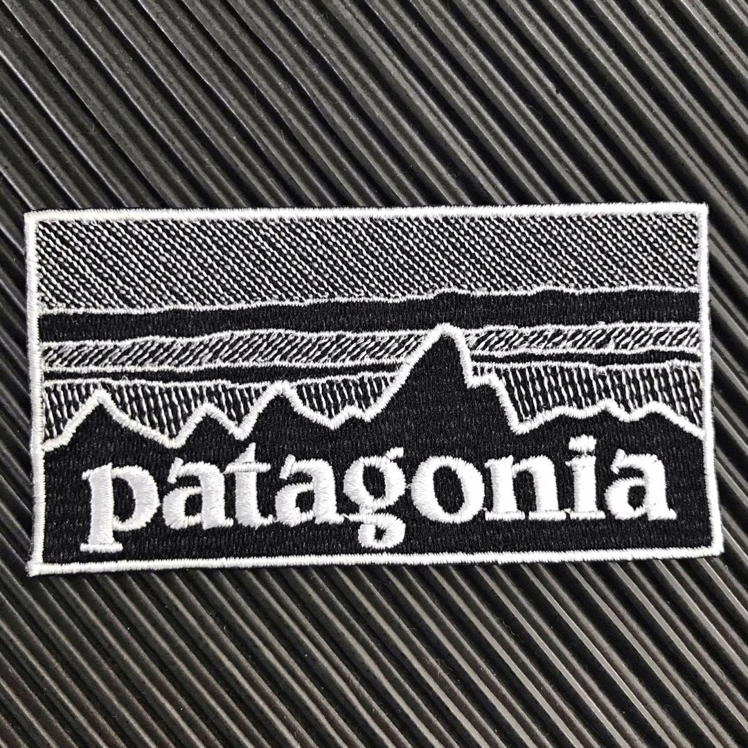 patagonia(パタゴニア)の90×48mm PATAGONIAフィッツロイ モノクロアイロンワッペン -81 スポーツ/アウトドアのアウトドア(その他)の商品写真