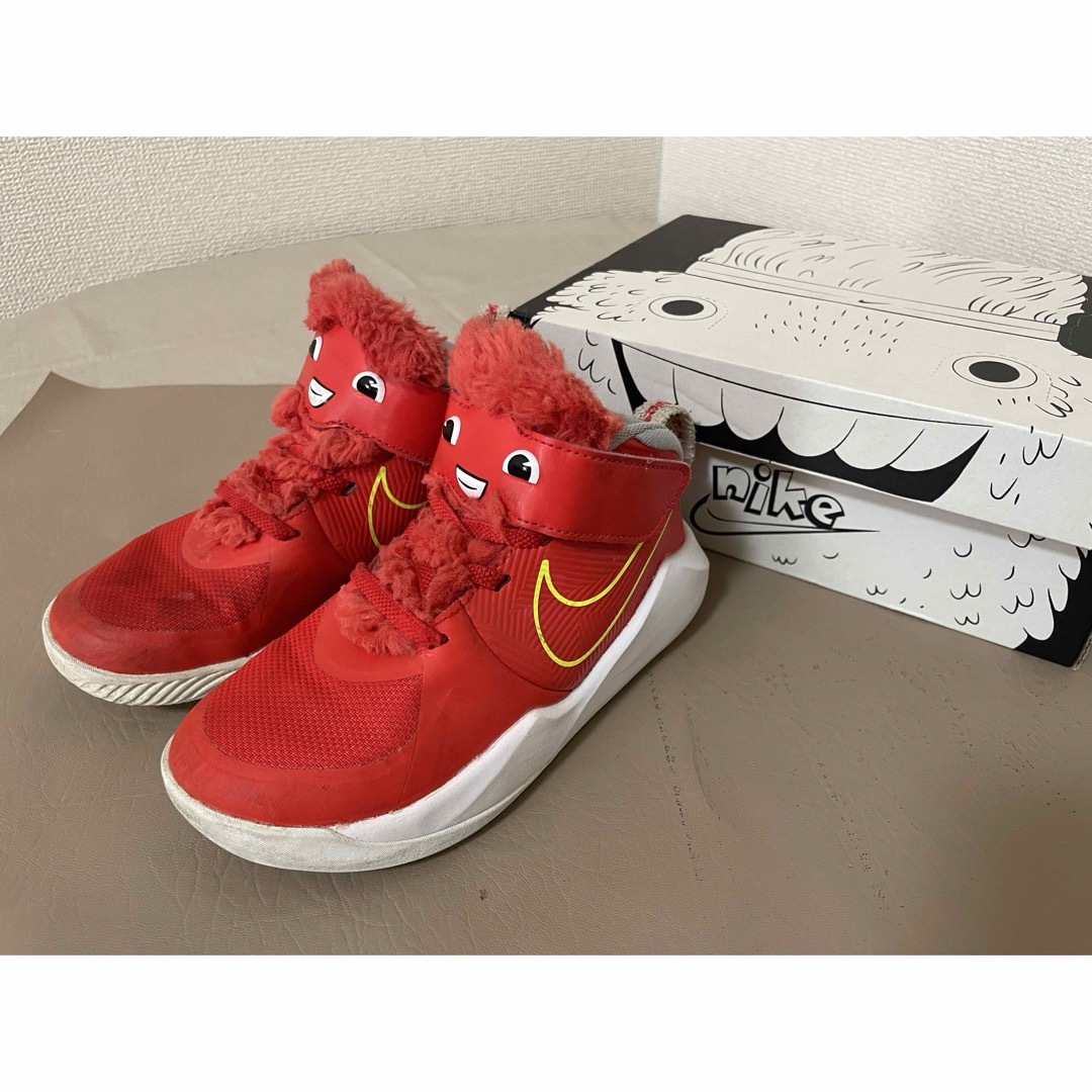 NIKE(ナイキ)のナイキ　NIKE  ハッスル　モンスター　スニーカー　赤　17cm キッズ/ベビー/マタニティのキッズ靴/シューズ(15cm~)(スニーカー)の商品写真