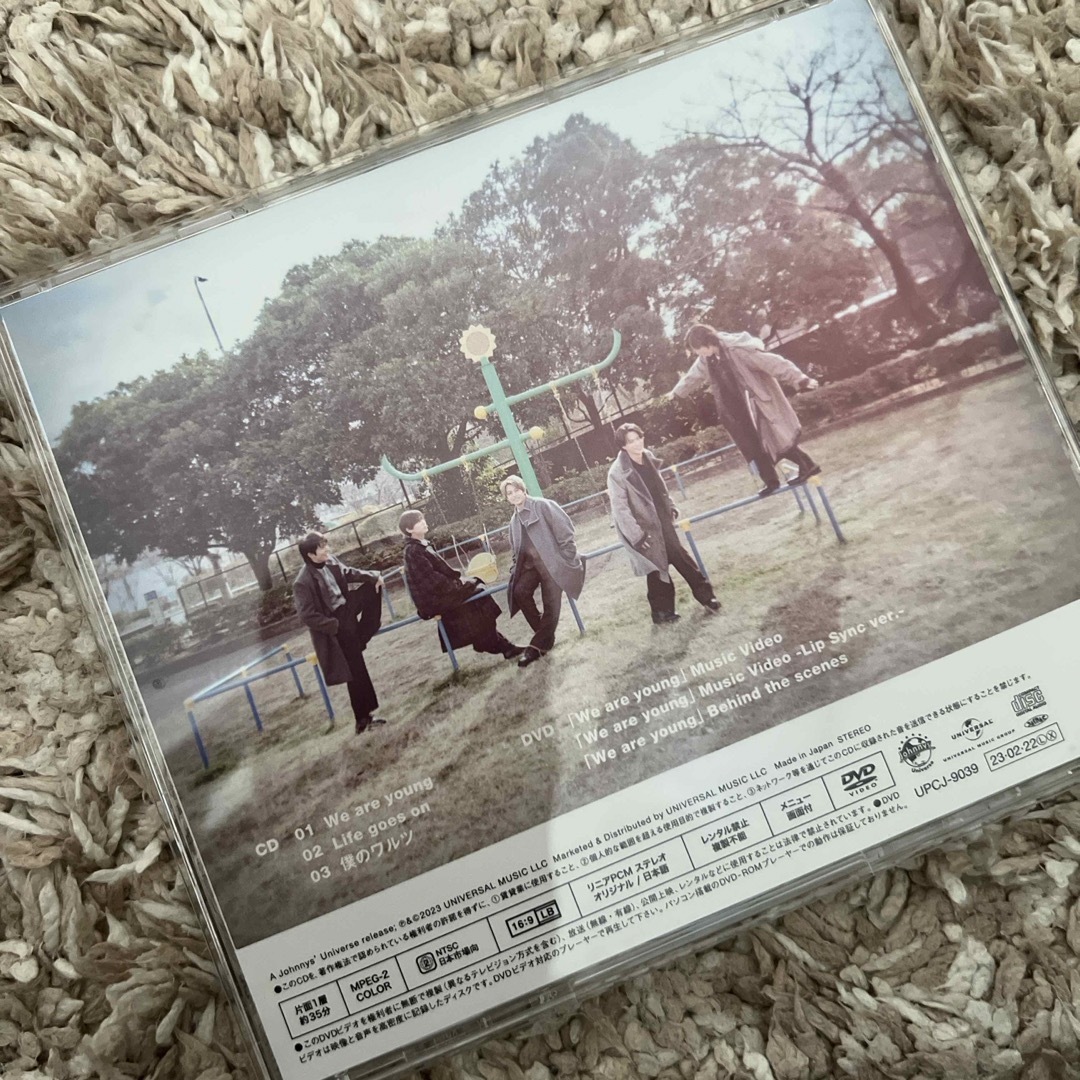 King & Prince(キングアンドプリンス)のWe　are　young／Life　goes　on（初回限定盤B） エンタメ/ホビーのCD(ポップス/ロック(邦楽))の商品写真