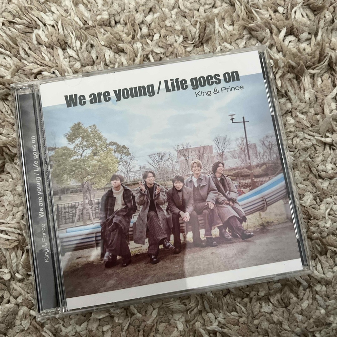 King & Prince(キングアンドプリンス)のWe　are　young／Life　goes　on（初回限定盤B） エンタメ/ホビーのCD(ポップス/ロック(邦楽))の商品写真