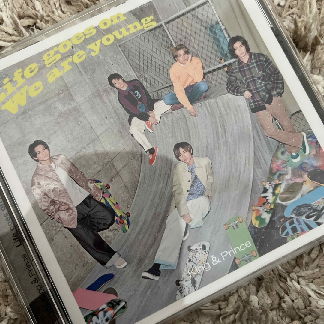 King & Prince(キングアンドプリンス)のLife　goes　on／We　are　young（初回限定盤A） エンタメ/ホビーのCD(ポップス/ロック(邦楽))の商品写真