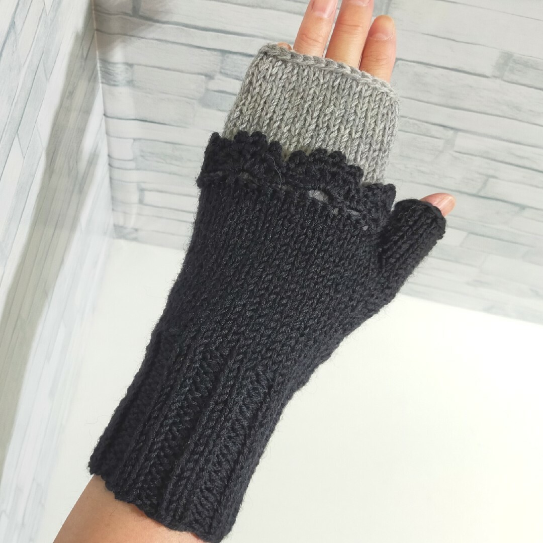 ハンドウォーマー　②黒グレー　ウール100%　編み物　手編み　レース編み ハンドメイドのファッション小物(手袋)の商品写真