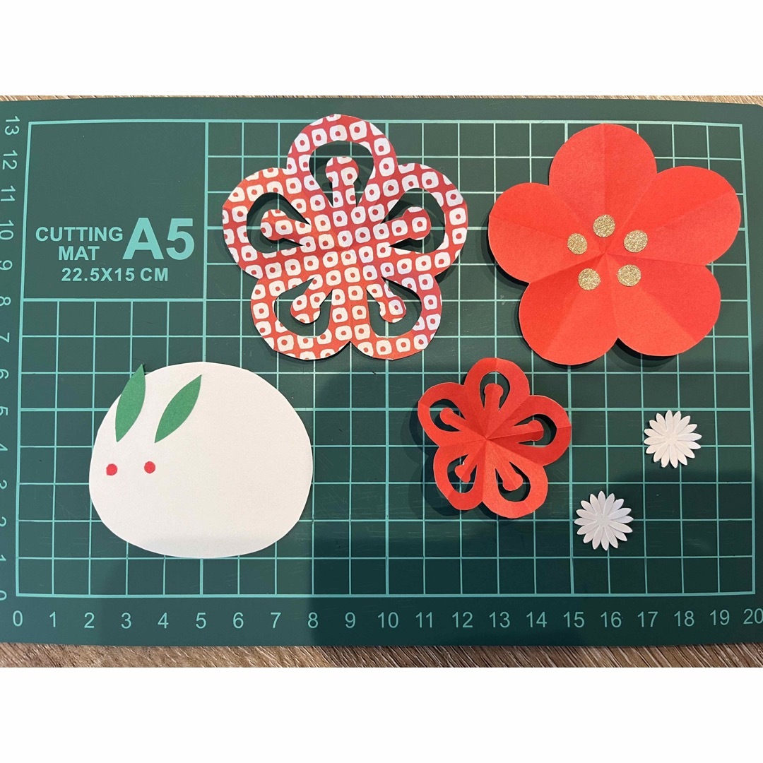 雪うさぎ　梅の花　折り紙　ハンドメイド　壁面飾り　お正月　お祝い ハンドメイドの素材/材料(型紙/パターン)の商品写真