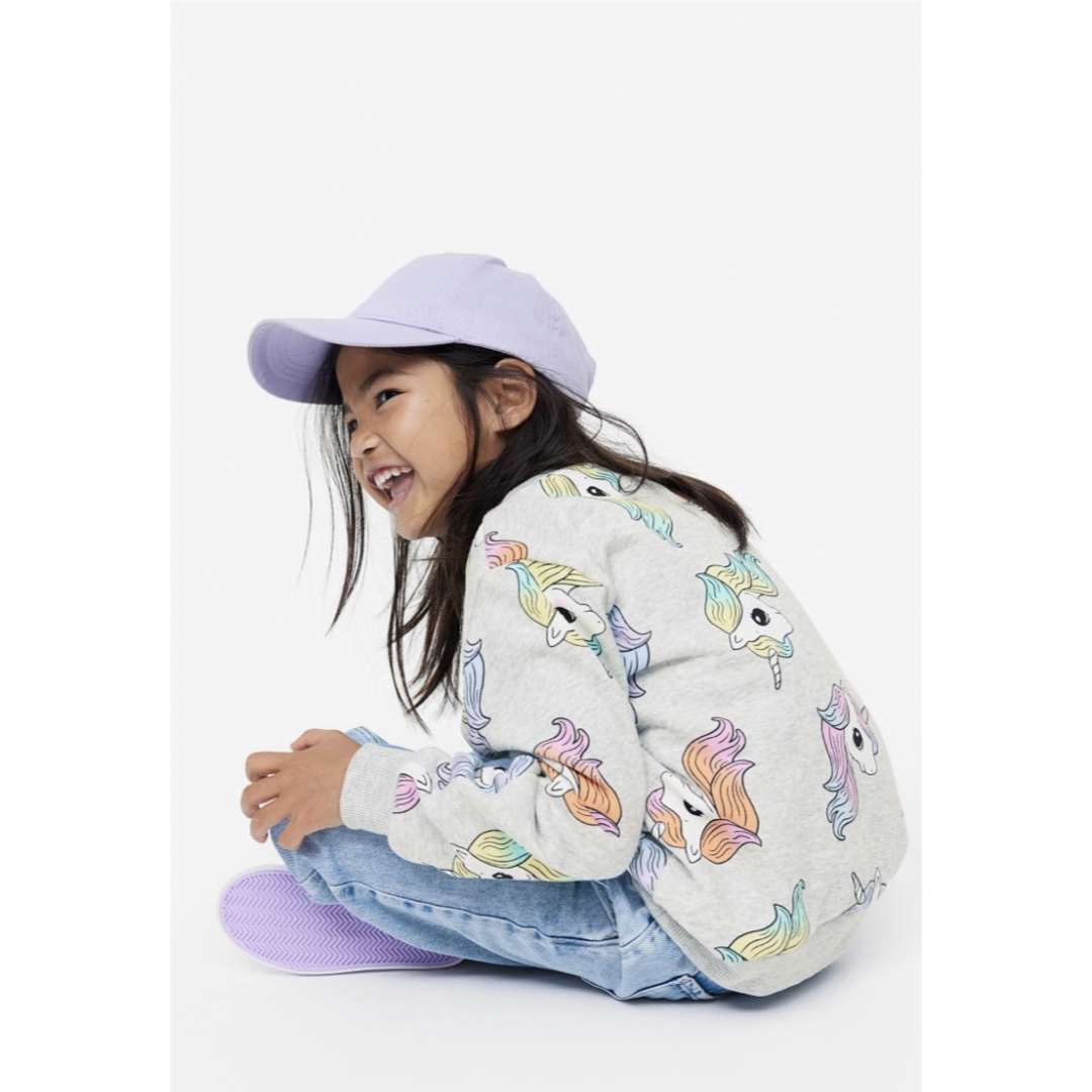 H&M(エイチアンドエム)の未使用h&mユニコーン柄裏起毛スウェットトレーナー135〜140cm女の子 キッズ/ベビー/マタニティのキッズ服女の子用(90cm~)(Tシャツ/カットソー)の商品写真