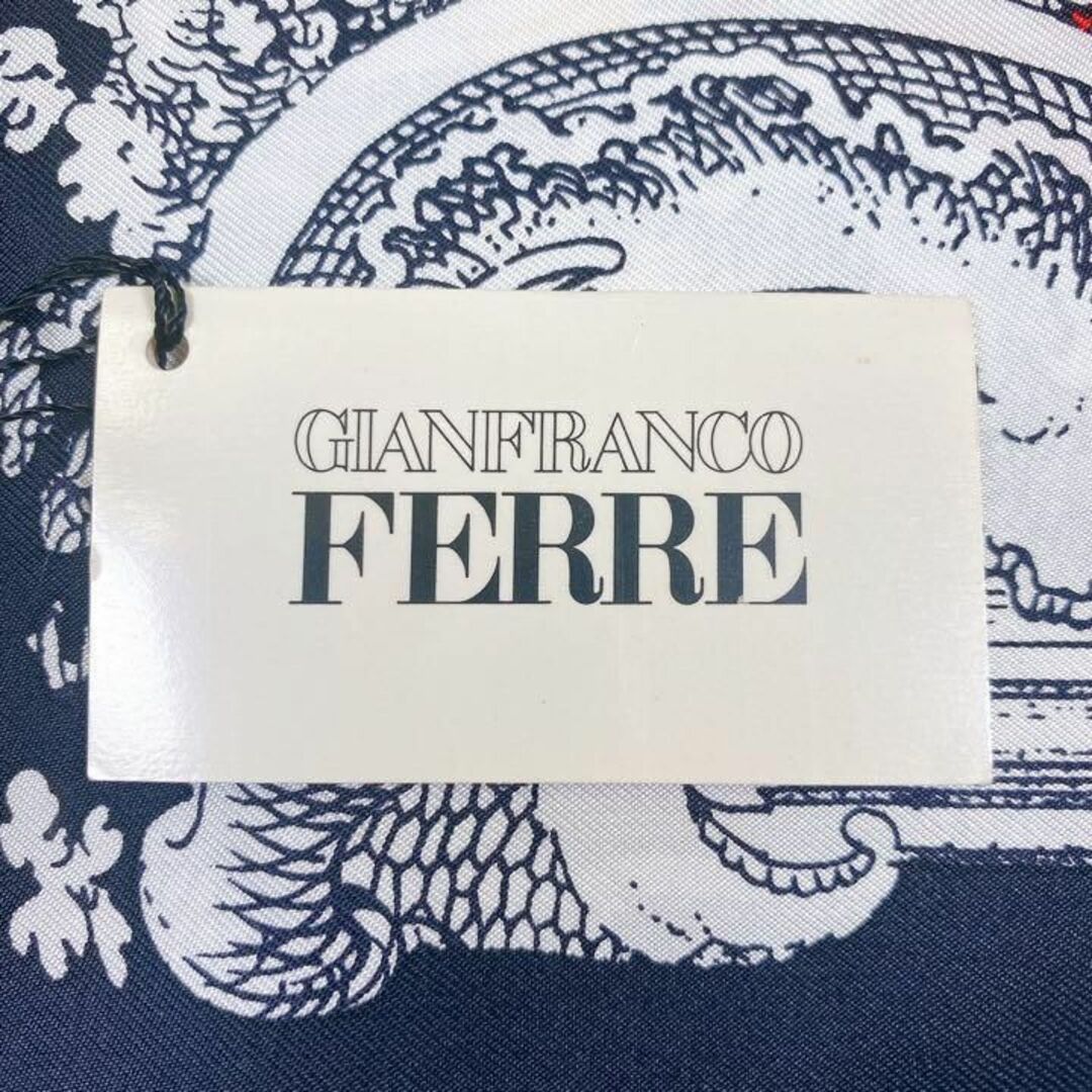 Gianfranco FERRE(ジャンフランコフェレ)の新品　ジャンフランコ フェレ　スカーフ　シルク　ロゴ　大判　正方形　№83 レディースのファッション小物(バンダナ/スカーフ)の商品写真