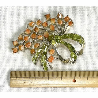 ブローチ 珊瑚 ペリドット 花束 天然石(ブローチ/コサージュ)