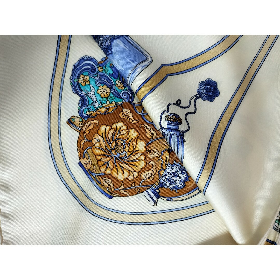 Hermes(エルメス)のエルメス　スカーフ　香水瓶　カレ レディースのファッション小物(バンダナ/スカーフ)の商品写真