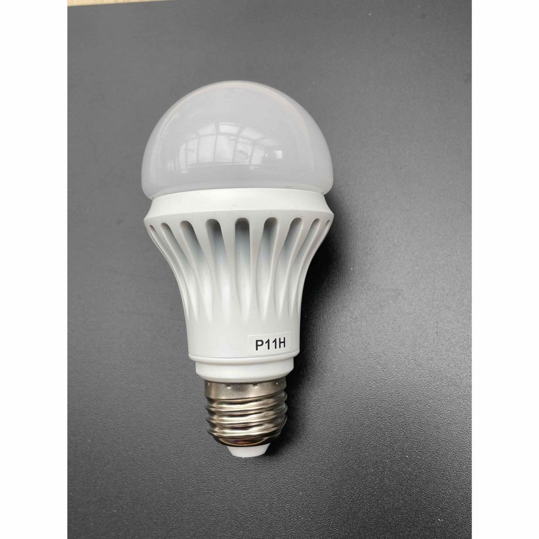 4-6 LED 4個 E26 昼白色3個　電球色１個 インテリア/住まい/日用品のライト/照明/LED(蛍光灯/電球)の商品写真