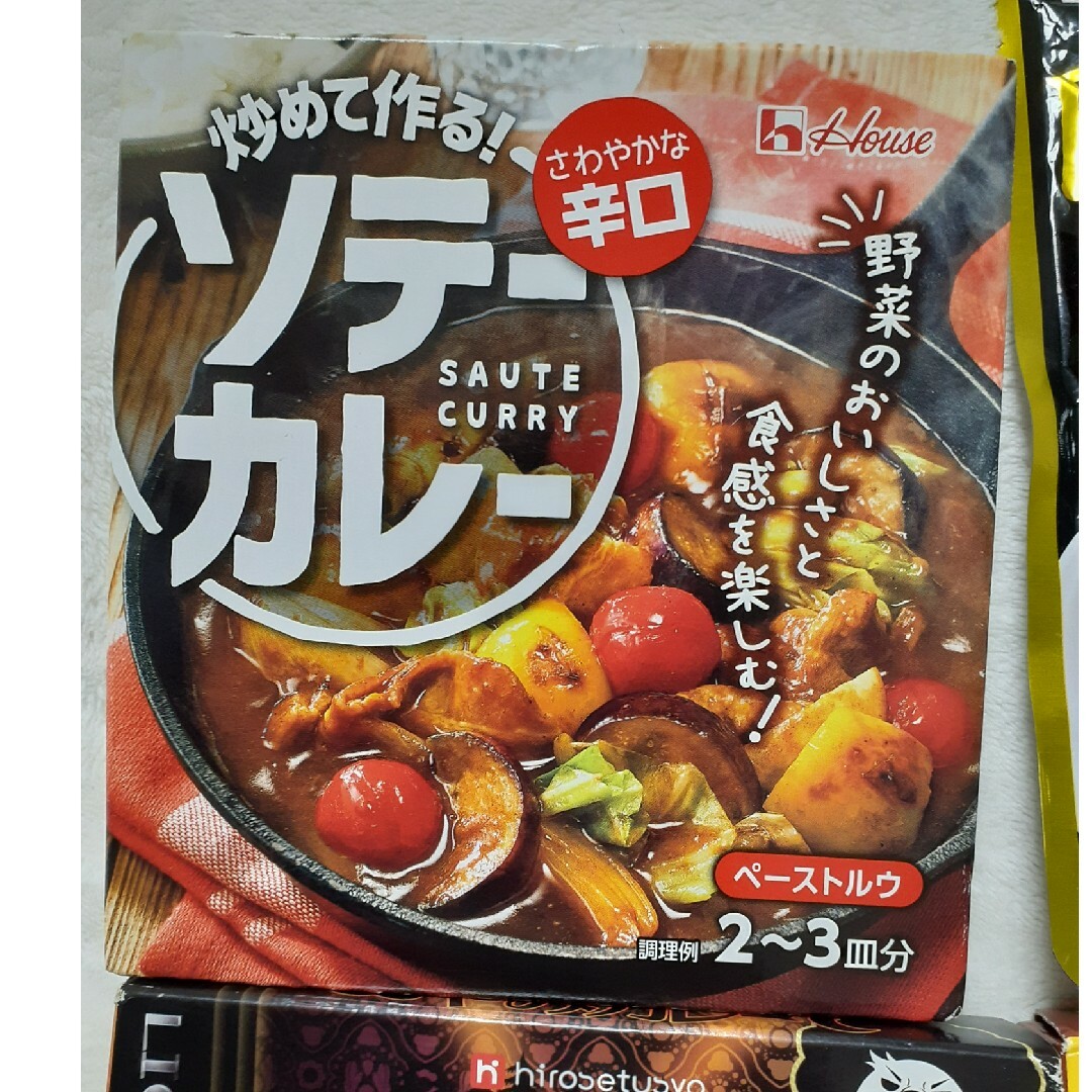 ハウス食品(ハウスショクヒン)のカレー4点セット　まとめ売り 食品/飲料/酒の加工食品(レトルト食品)の商品写真