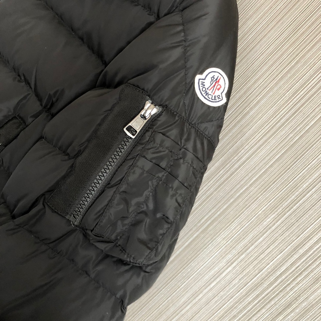 MONCLER(モンクレール)のMONCLER ダウンジャケット メンズのジャケット/アウター(ダウンジャケット)の商品写真