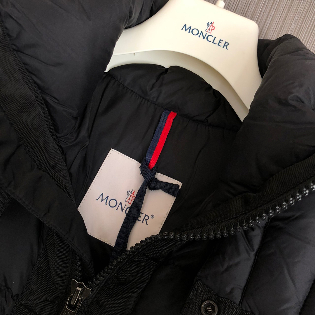 MONCLER(モンクレール)のMONCLER ダウンジャケット メンズのジャケット/アウター(ダウンジャケット)の商品写真