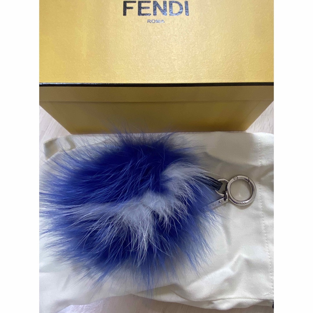 FENDI(フェンディ)のFENDIフェンディ　ファーチャーム　バイカラー　ロイヤルブルー✖️ホワイト レディースのアクセサリー(チャーム)の商品写真