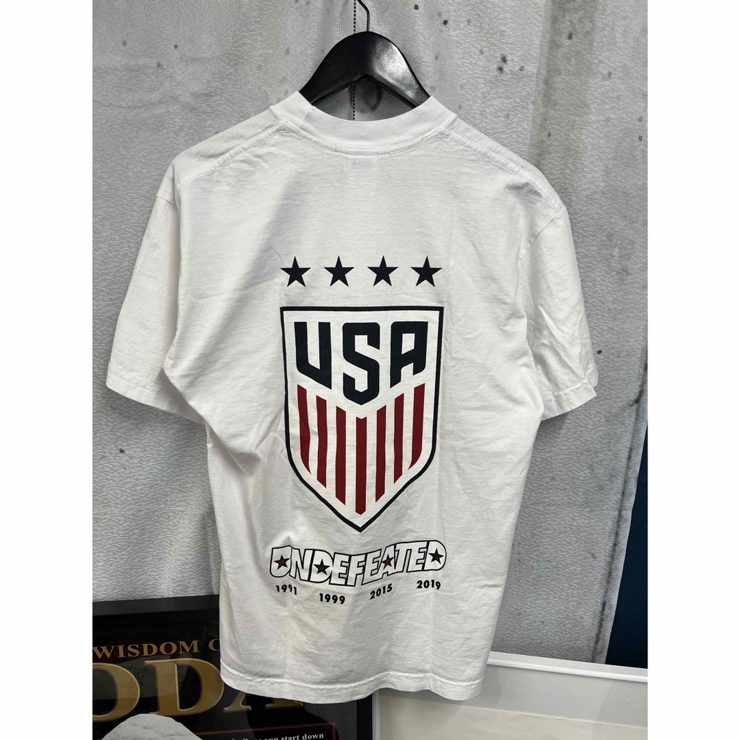 UNDEFEATED(アンディフィーテッド)のUNDEFEATED アンディフィーテッド 半袖 Tシャツ 白 USA 柄 メンズのトップス(Tシャツ/カットソー(半袖/袖なし))の商品写真