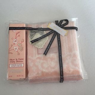 ロクシタン(L'OCCITANE)のロクシタンハンドクリームとハンカチ(ハンドクリーム)