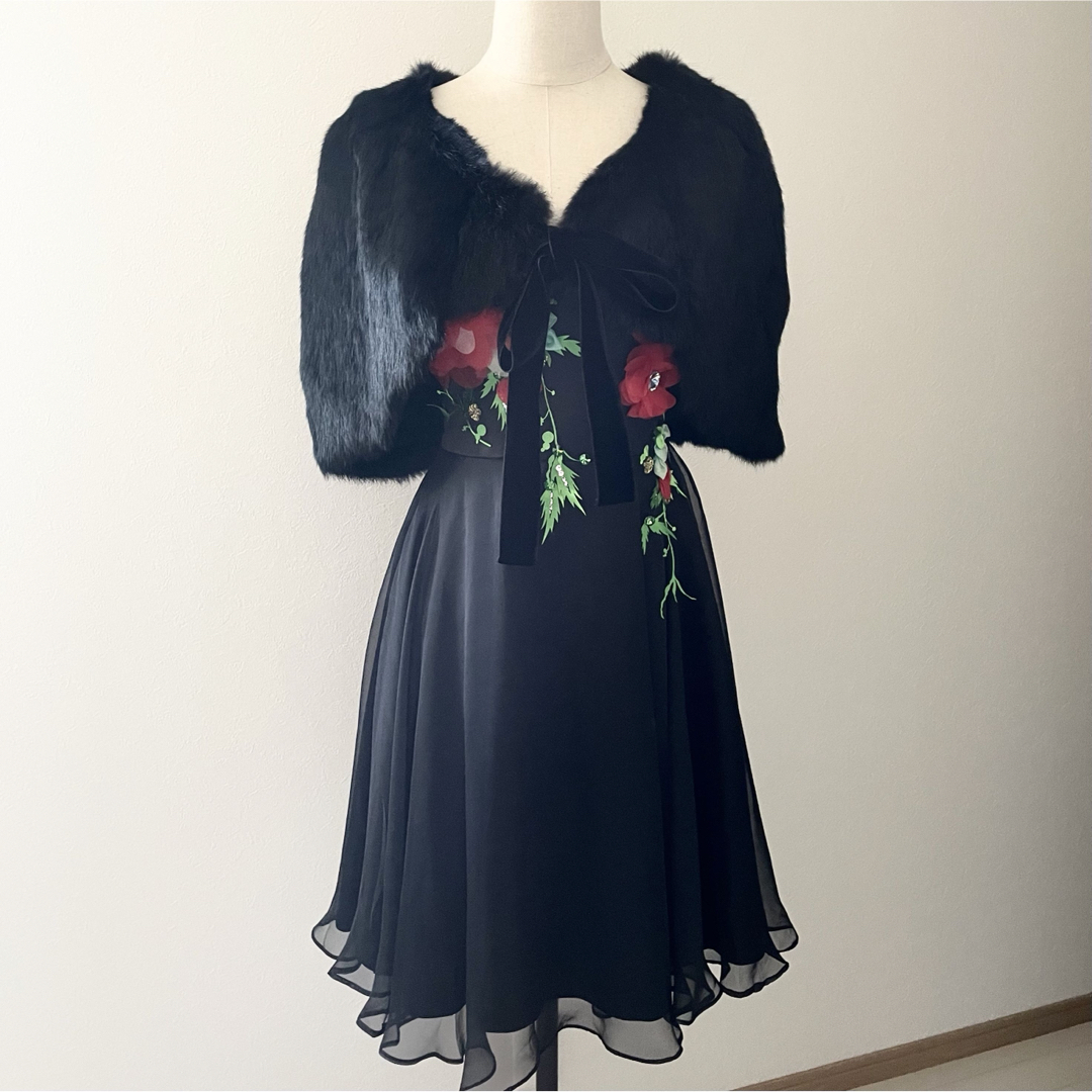 NICOLE(ニコル)の２回着　立体花モチーフ　パーティドレス　ケープ　セット レディースのフォーマル/ドレス(ミディアムドレス)の商品写真
